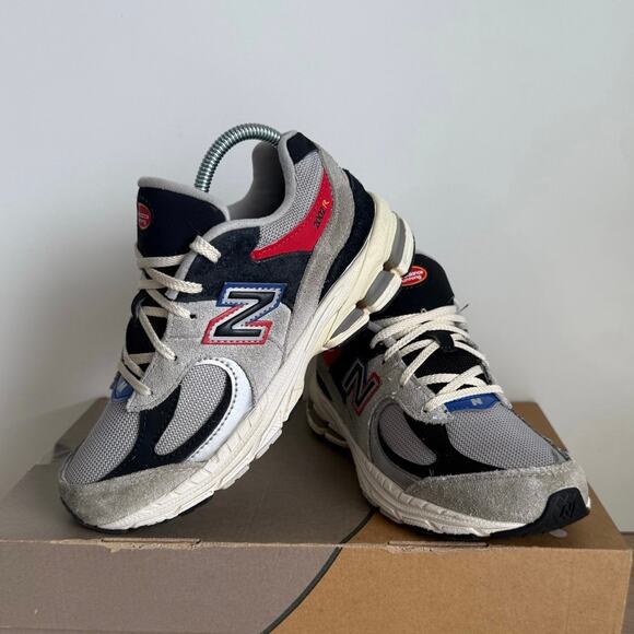 New Balance 2002 R Grey/Black/Red Kids Sneakers - SZ 3 Y - Picture 1 of 13